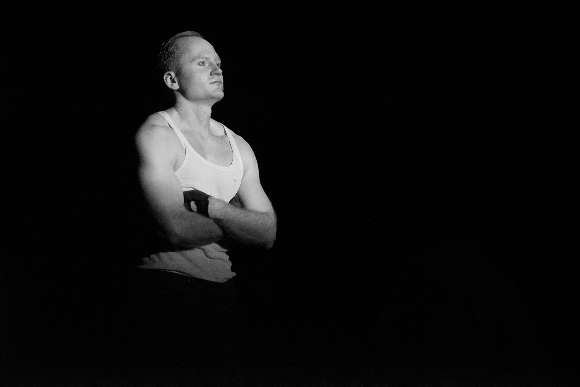 A brooding Zdeny onstage in "Pérák" (Outlaw).
